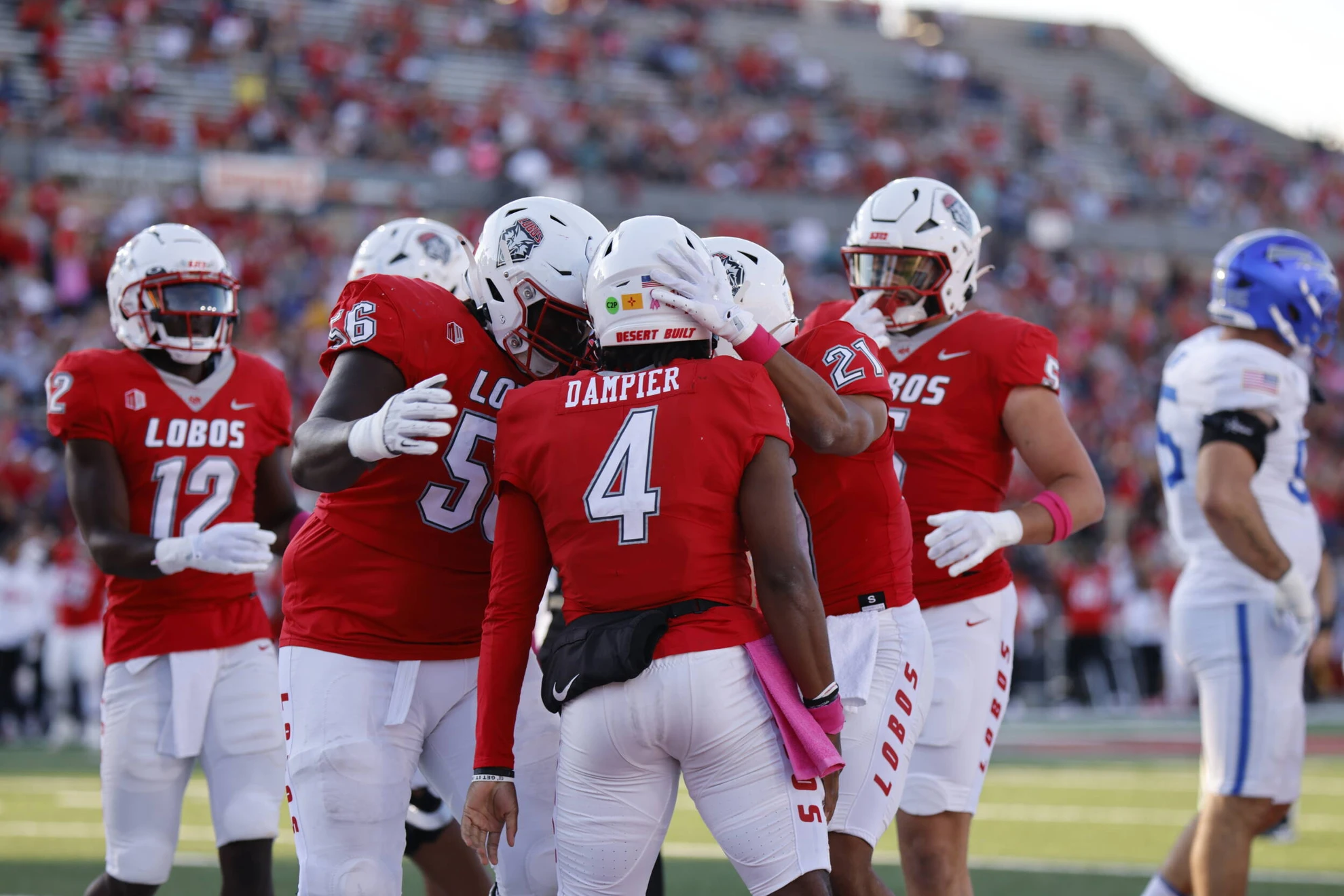 Lobo Offense Explodes in 52-37 Win Over Air Force