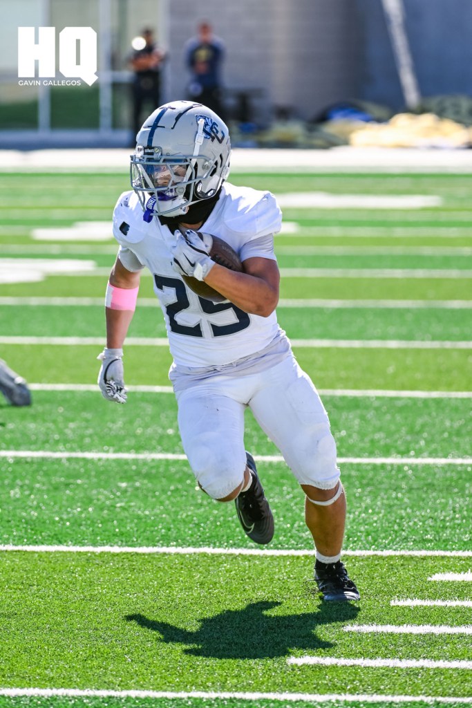 La Cueva’s J Hathaway (13) advances the ball up field during a district matchup against Atrisco Heritage Academy on October 18, 2025. Gavin Gallegos/HQ Sports